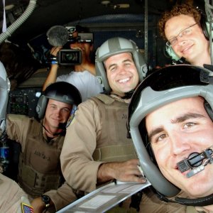 Jake Radermacher e la crew dell'Airforce C130 sul set del documentario Brothers at War