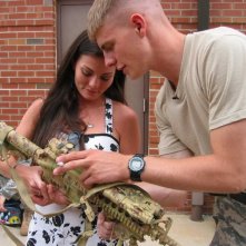 Jake Radermacher e la sua fidanzata Danelle in un'immagine del documentario Brothers at War