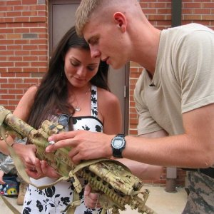 Jake Radermacher e la sua fidanzata Danelle in un'immagine del documentario Brothers at War