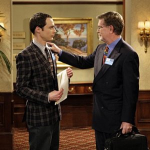 Jim Parsons ed il dottor George Smoot nell'episodio The Terminator Decoupling di The Big Bang Theory