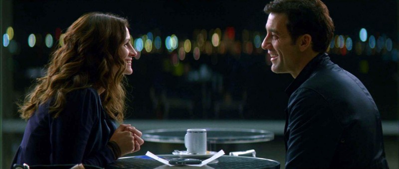 Julia Roberts e Clive Owen in una scena di Duplicity