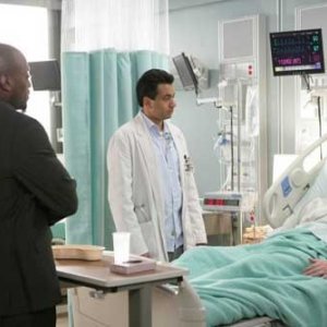 Kal Penn e Omar Epps in una scena dell'episodio The Social Contract di Dr. House: Medical Division
