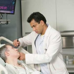 Kal Penn in una scena dell'episodio The Social Contract di Dr. House: Medical Division