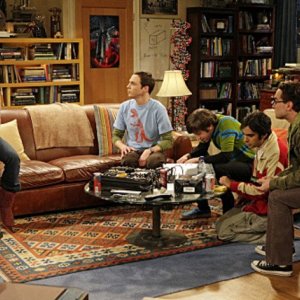 Kaley Cuoco, Kunal Nayyar, Jim Parsons, Simon Helberg e Johnny Galecki nell'episodio The Terminator Decoupling di The Big Bang Theory