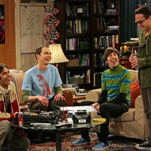 Kunal Nayyar, Jim Parsons, Simon Helberg e Johnny Galecki in una scena dell'episodio The Terminator Decoupling di The Big Bang Theory