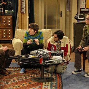Kunal Nayyar, Jim Parsons, Simon Helberg e Johnny Galecki nell'episodio The Terminator Decoupling di The Big Bang Theory