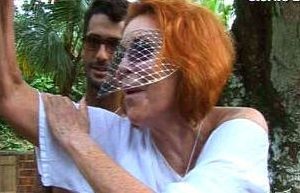 Marina Ripa di Meana e Fabrizio Corona (alle sue spalle) durante La Fattoria 4. Marina fa il gesto dell'ombrello ai 'lavoratori' della fazenda.