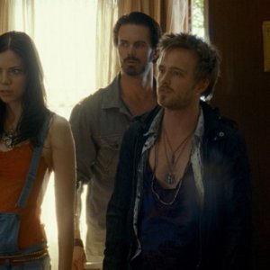 Martha MacIsaac, Garret Dillahunt e Aaron Paul in una sequenza del film The Last House on the Left