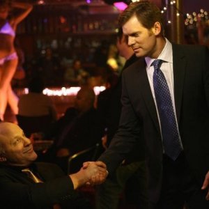 Peter Krause nel ruolo di Nick George nell'episodio 'The Facts' della serie tv Dirty Sexy Money