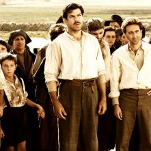 Pierfrancesco Favino in una bella immagine della fiction Pane e libertà