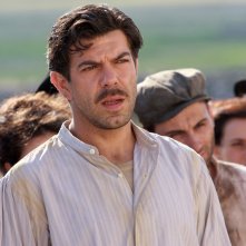 Pierfrancesco Favino in una scena della fiction Pane e libertà