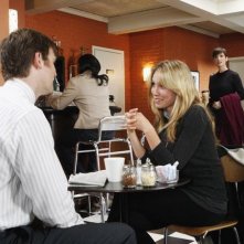 Sarah Carter e di spalle Peter Krause in una scena dell'episodio 'The Summer House' della serie tv Dirty Sexy Money