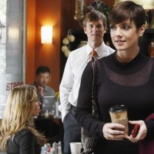 Sarah Carter, Zoe McLellan e Peter Krause in una scena dell'episodio 'The Summer House' della serie tv Dirty Sexy Money