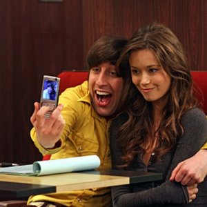 Simon Helberg con la Guest Star Summer Glau in una scena dell'episodio The Terminator Decoupling di The Big Bang Theory