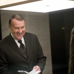Tom Wilkinson in una scena del film Duplicity