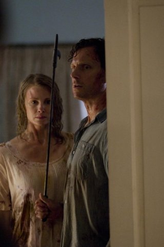 Tony Goldwyn e Monica Potter in una scena del film The Last House on the Left