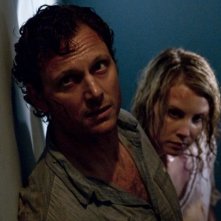 Tony Goldwyn e Monica Potter in una sequenza del film The Last House on the Left