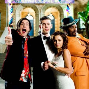 Trevor Moore, Zach Cregger, Raquel Alessi e Craig Robinson in una foto promozionale del film Miss March