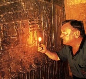 Una foto dello scrittore Erich von Däniken