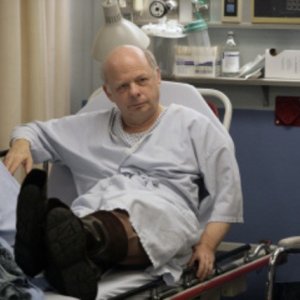 Wallace Shawn in una scena dell'episodio The Beginning of the End di E.R. - Medici in prima linea