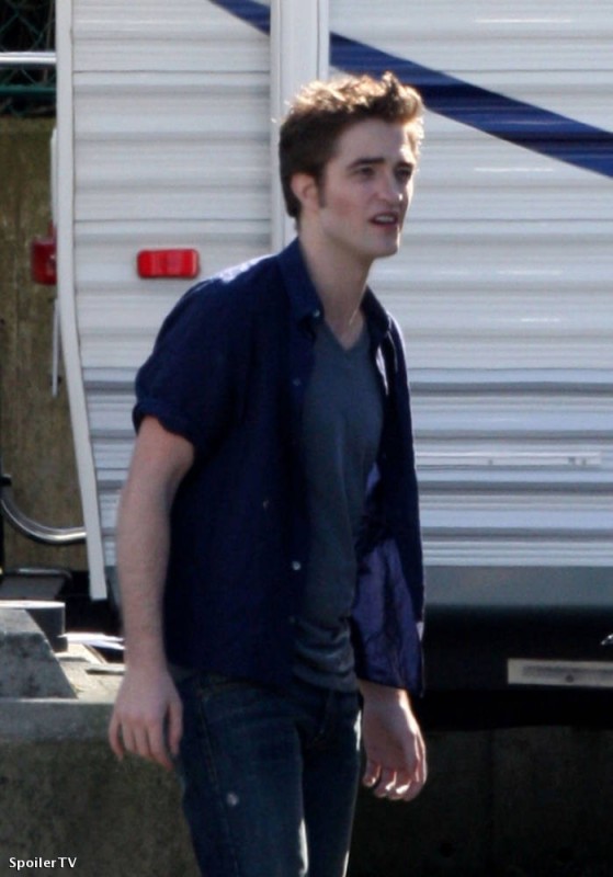 L Attore Inglese Robert Pattinson Durante Una Pausa Sul Set Canadese Di Twilight New Moon Nel Quale Interpreta Il Vampiro Edward 108312