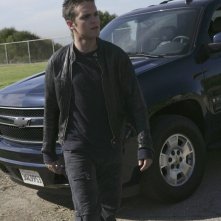 Thomas Dekker in una scena dell'episodio To the Lighthouse di Terminator: The Sarah Connor Chronicles