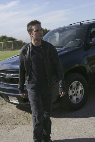 Thomas Dekker in una scena dell'episodio To the Lighthouse di Terminator: The Sarah Connor Chronicles