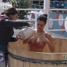Grande Fratello 9: Cristina fa il bagno nel catino, aiutata da Claudia
