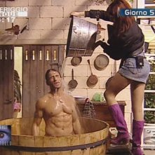 Grande Fratello 9: un bagno sexy per Gianluca Zito e Monica Riva