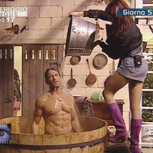 Grande Fratello 9: un bagno sexy per Gianluca Zito e Monica Riva