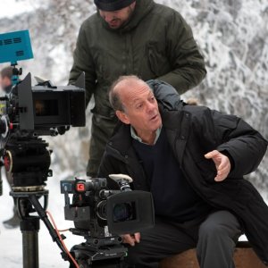 Alberto Negrin durante le riprese della fiction Pane e libertà