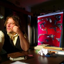 Bouli Lanners in una scena della commedia Louise & Michel