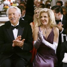 Donald Sutherland e Jill Clayburgh in una scena dell'episodio 'Il Matrimonio' della serie tv Dirty Sexy Money
