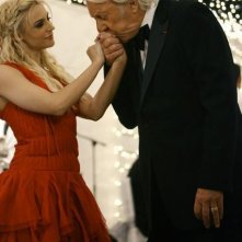 Donald Sutherland e Samaire Armstrong in una scena dell'episodio 'Il Matrimonio' della serie tv Dirty Sexy Money