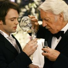 Donald Sutherland e Seth Gable brindano in una scena dell'episodio 'Il Matrimonio' della serie tv Dirty Sexy Money