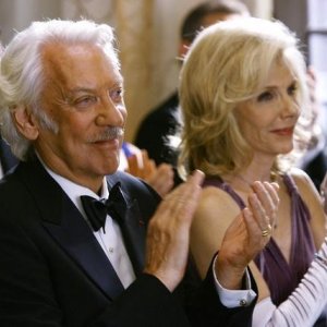 Donald Sutherland insieme a Jill Clayburgh in una scena dell'episodio 'Il Matrimonio' della serie tv Dirty Sexy Money