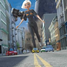 Ginormica scappa dall'alieno-robot in una scena del film d'animazione Mostri contro Alieni