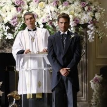 Glenn Fitzgerald e Daniel Cosgrove aspettano la sposa all'altare il giorno delle nozze in Dirty Sexy Money, episodio: Il Matrimonio