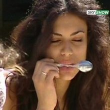 Grande Fratello 9: Cristina alle prese con un cucchiaino