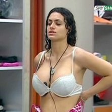 Grande Fratello 9: Cristina Del Basso si veste