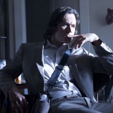 Mark-Paul Gosselaar in una scena della serie Avvocati a New York