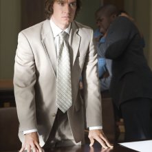 Mark-Paul Gosselaar in una scena della serie Raising the Bar