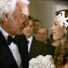 Natalie Zea con Donald Sutherland in una scena dell'episodio 'Il Matrimonio' della serie tv Dirty Sexy Money