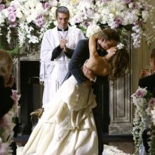 Natalie Zea e Daniel Cosgrove sugellano con un bacio mozzafiato il giorno delle nozze in Dirty Sexy Money, episodio: Il Matrimonio