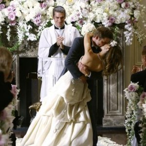 Natalie Zea e Daniel Cosgrove sugellano con un bacio mozzafiato il giorno delle nozze in Dirty Sexy Money, episodio: Il Matrimonio