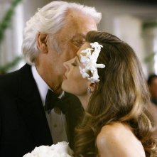 Natalie Zea e Donald Sutherland in Dirty Sexy Money, episodio: Il Matrimonio