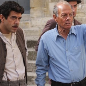 Pierfrancesco Favino ed Alberto Negrin durante le riprese della fiction Pane e libertà