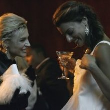 Samaire Armstrong con alcuni colleghi nell'episodio ' The Chiavennasca ' della serie tv Dirty Sexy Money