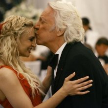 Samaire Armstrong con Donald Sutherland in una scena dell'episodio 'Il Matrimonio' della serie tv Dirty Sexy Money