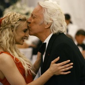 Samaire Armstrong con Donald Sutherland in una scena dell'episodio 'Il Matrimonio' della serie tv Dirty Sexy Money